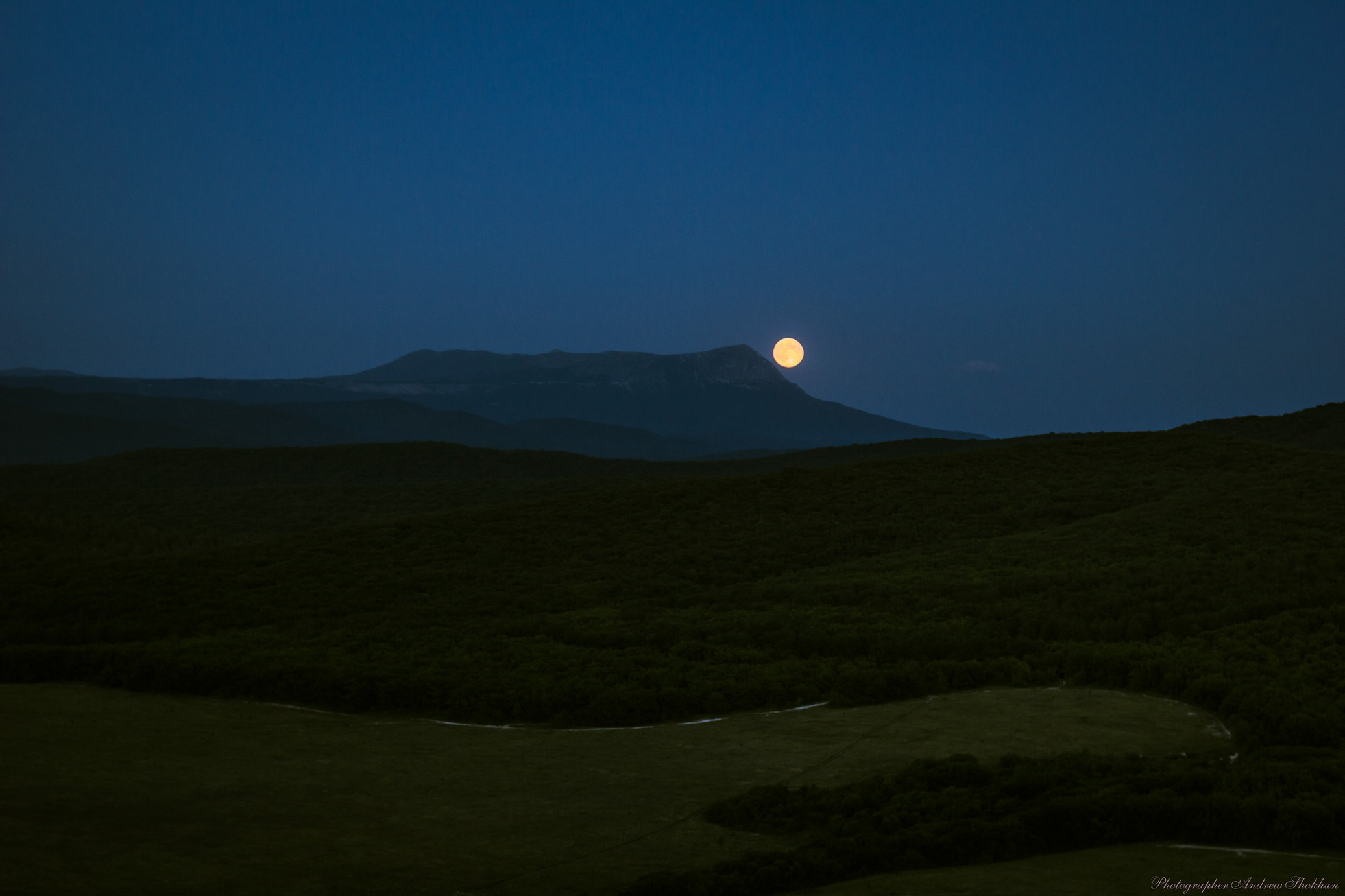 Луна над полями. Холм ночью. Восход Луны. Луна в поле. Ночное поле.